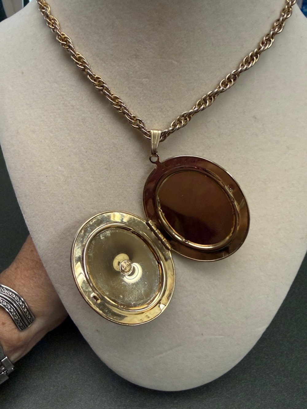 Sarah Coventry Gold Filigree Oval Locket Necklace - Picture 3 of 4